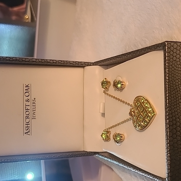 Beautiful vintage earring and necklace set Avon heart with faux green stones - Picture 2 of 3